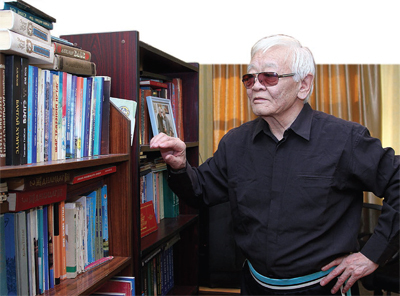 “Дугуйлан хэсч шүлгээ уншдаг байлаа”